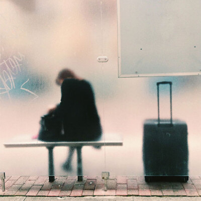 公交站台的孤单背影 |法国的摄影师julien tatham