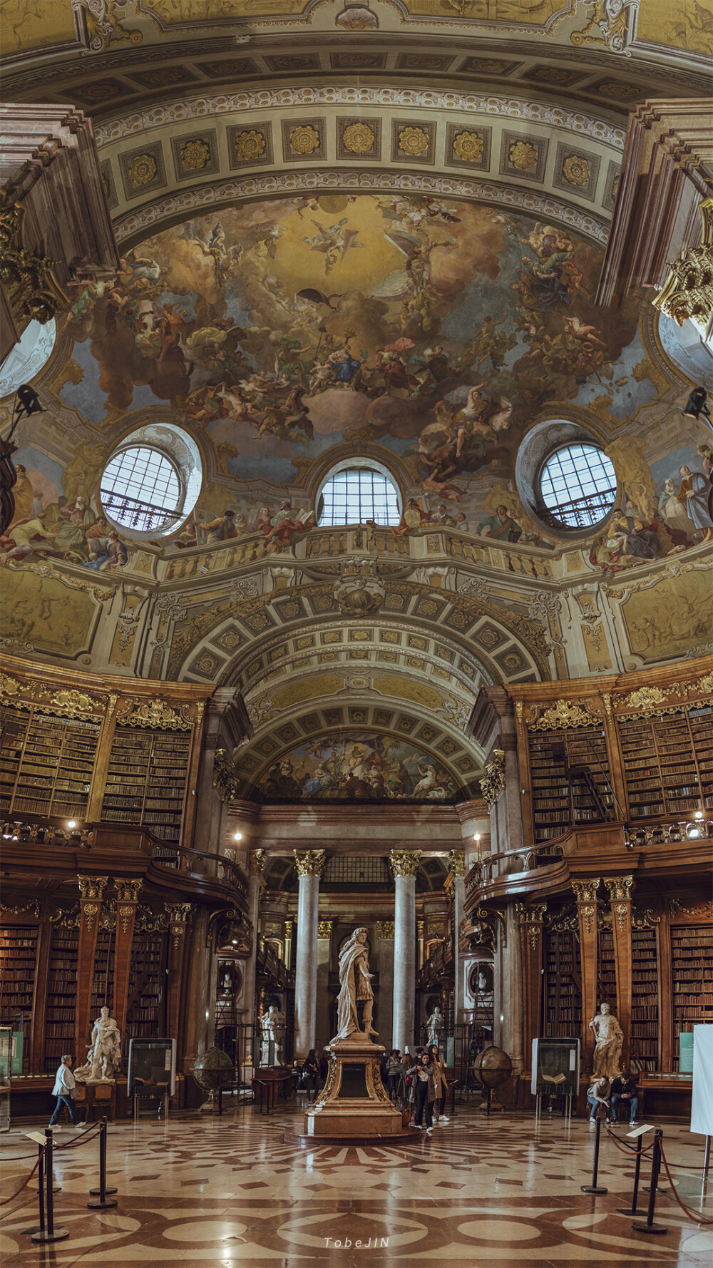 奥地利国家图书馆的辉煌大厅,名副其实, 是一座美轮美奂的巴洛克风格