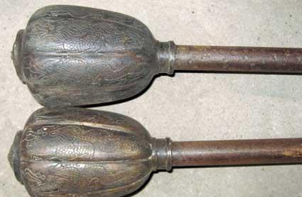 【锤】古代兵器.锤大体有长柄锤,短柄锤,链子锤等.