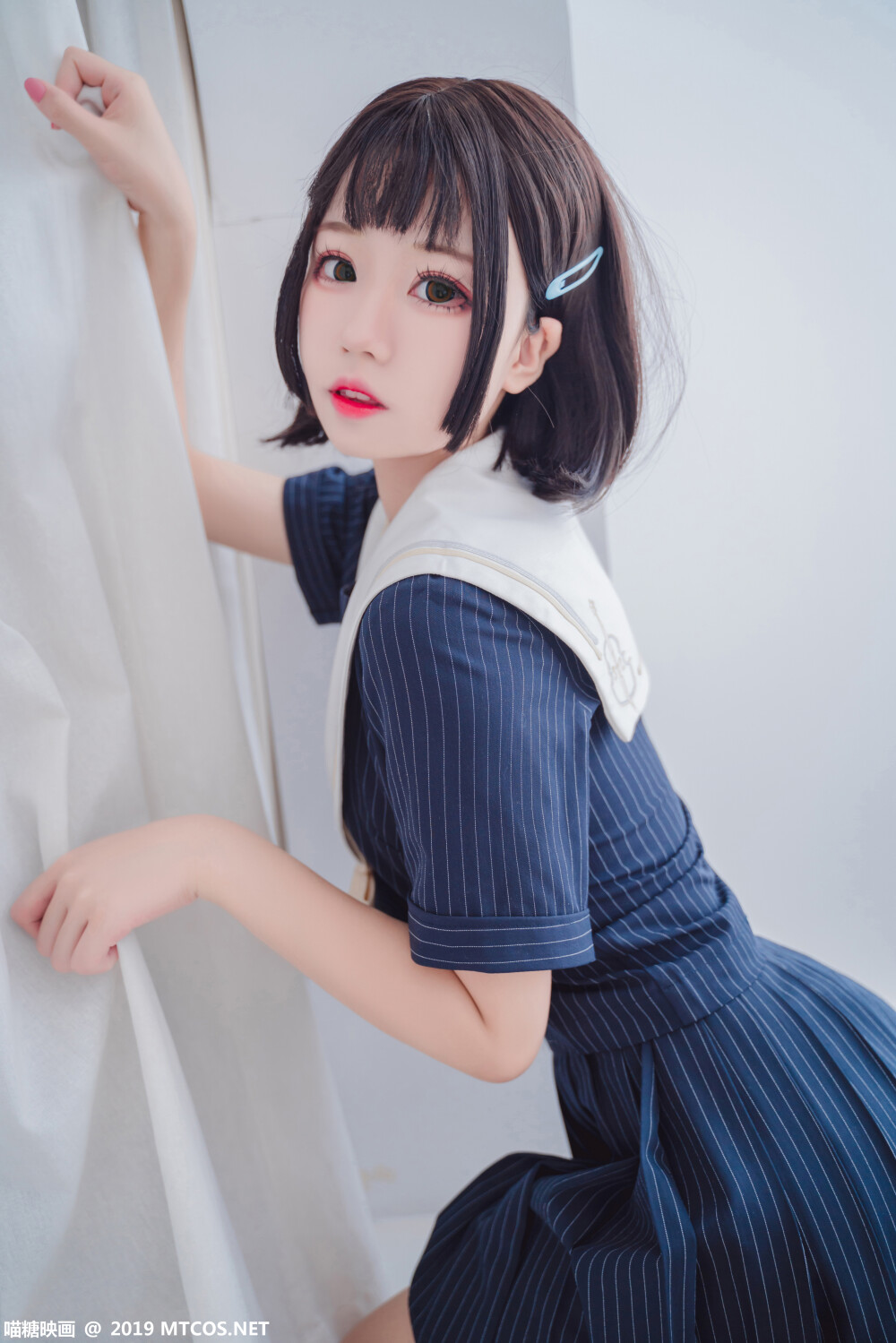 穿水手服的少女