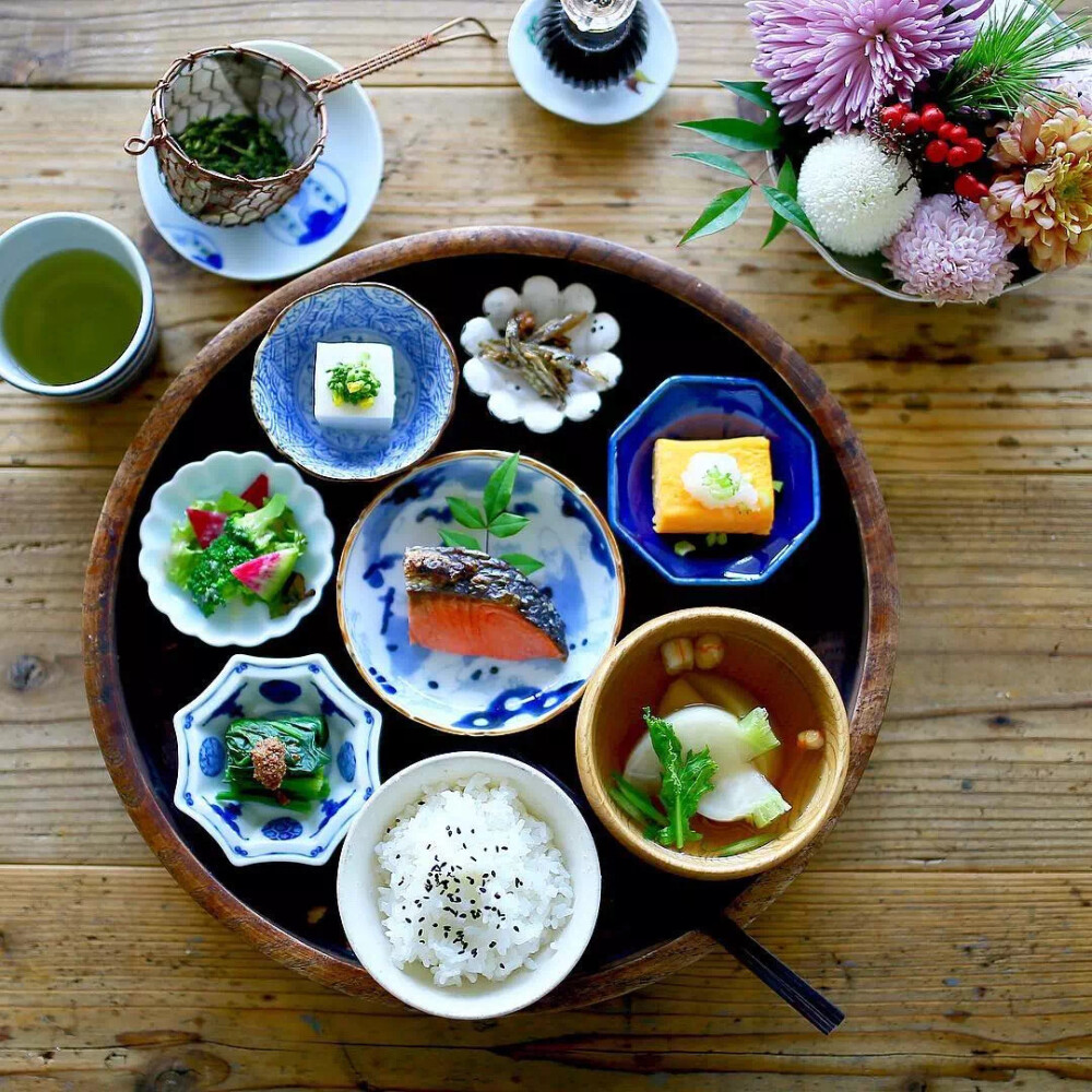 最近,日本博主tammy家的一日三餐火遍ins,她家的餐桌画风不仅让人垂涎