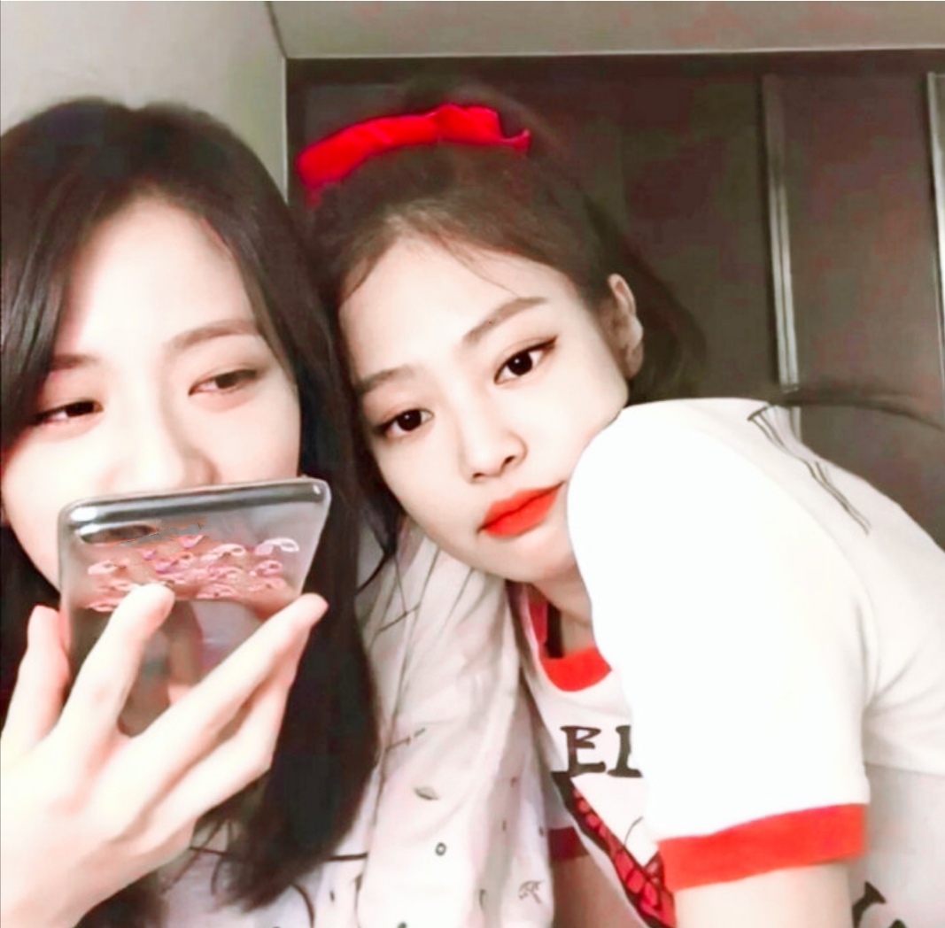 "一梦浮生长,几度桃花凉. jisoo&jennie