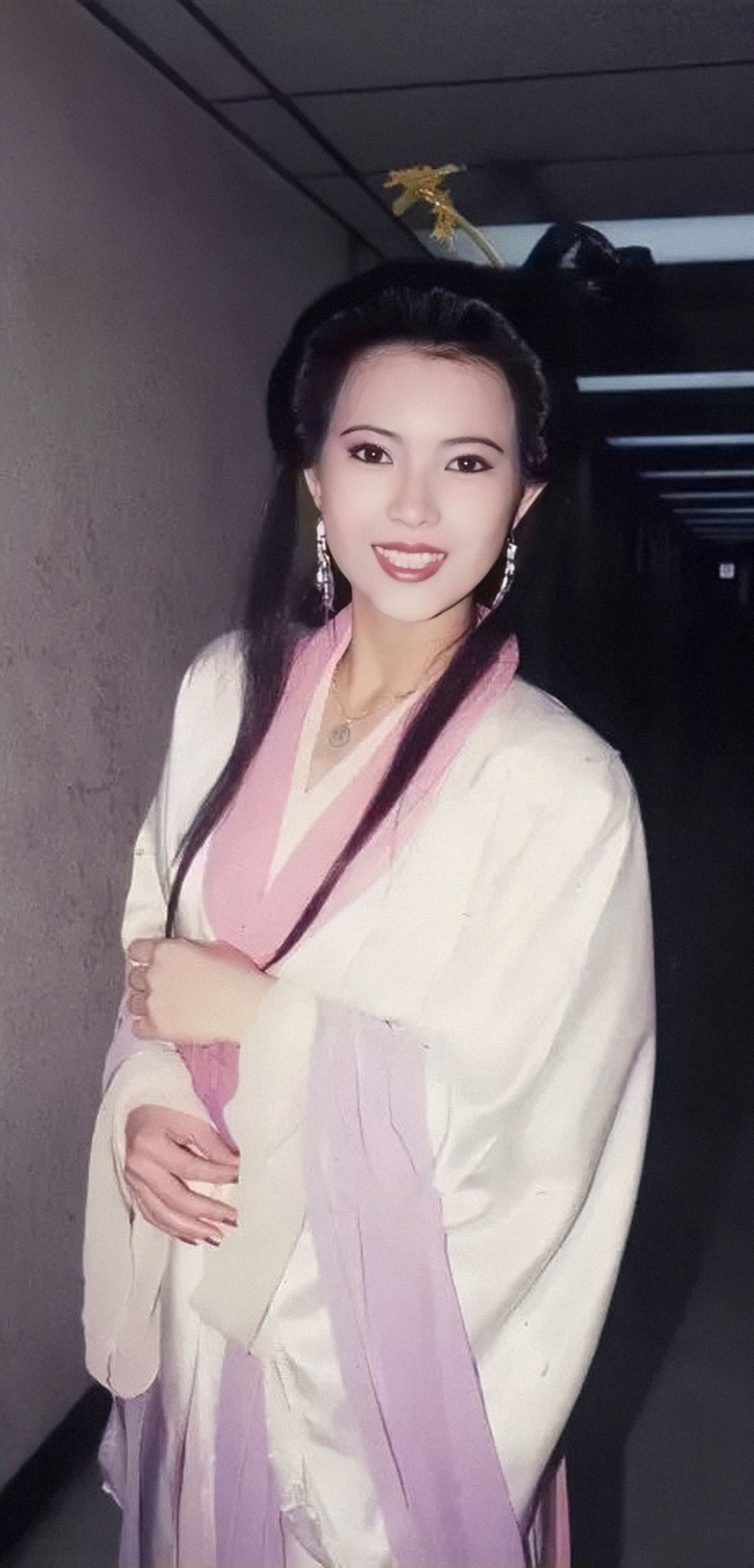 历史上的今天4月27日_1963年蓝洁瑛出生。蓝洁瑛，香港演员。（2018年逝世）