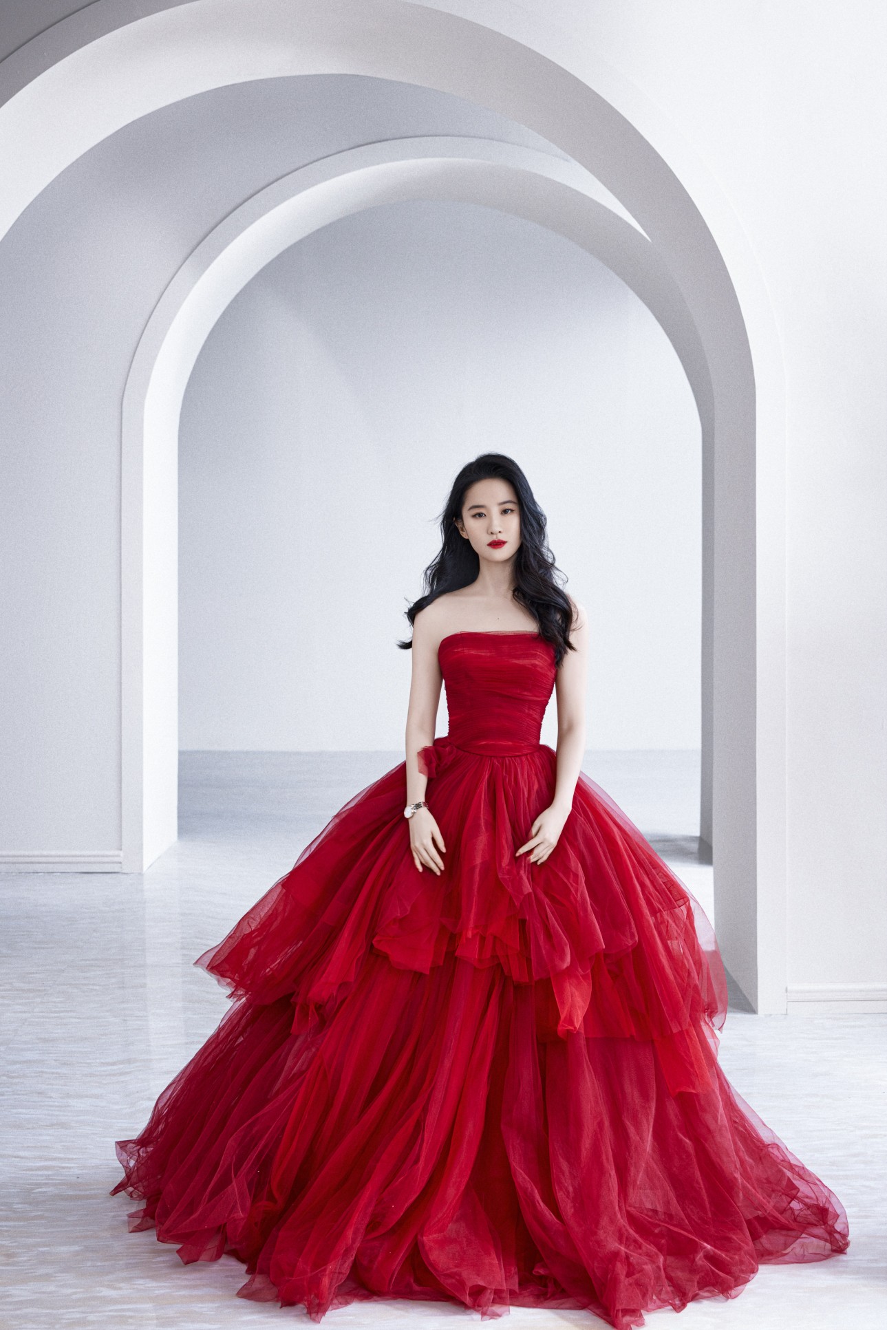 刘亦菲电影《花木兰》伦敦首映红毯造型｜身着Elie Saab黑色蕾丝纱裙
