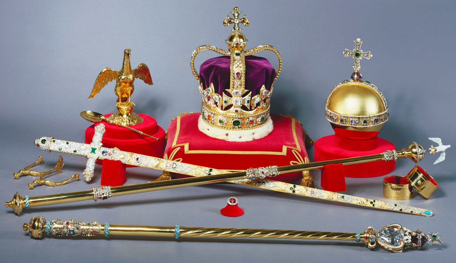 英女王伊丽莎白二世的加冕典礼上就一手拿着圣球,一手举着权杖,也是