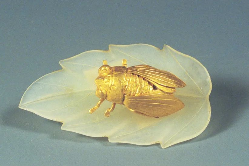 南京博物馆藏有一枚明代的金蝉玉叶银发簪