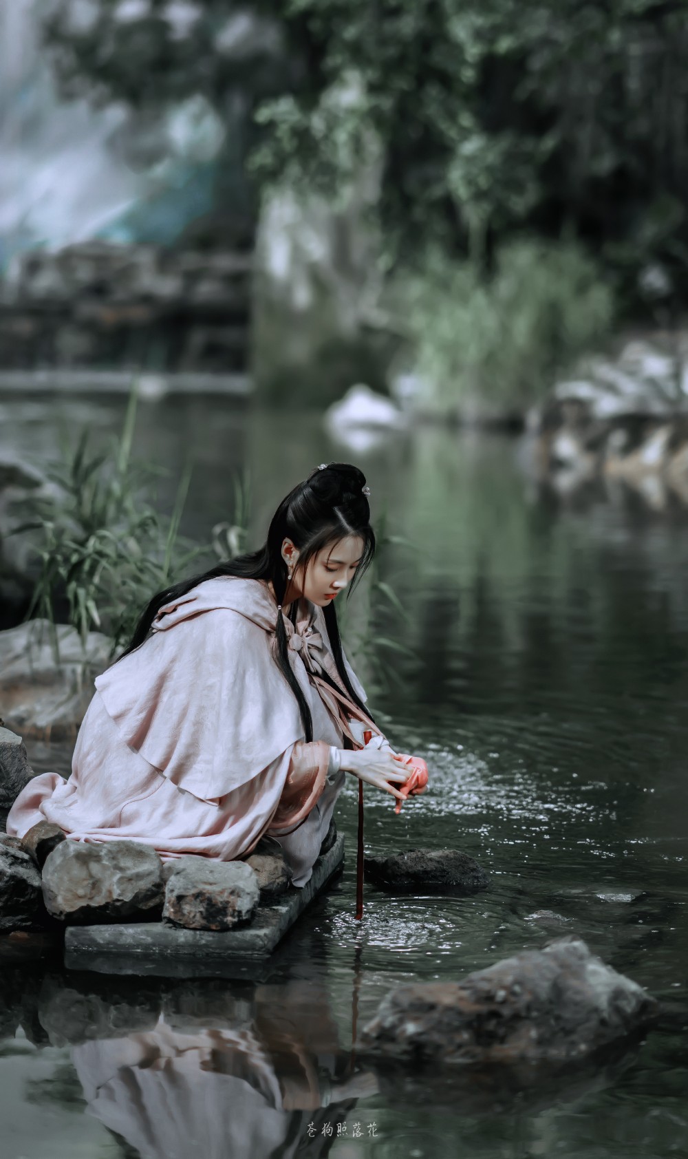 张慧雯##张慧雯有翡# 有翡 | 吴楚楚 剧照 | 修图 cr@苍狗照落花