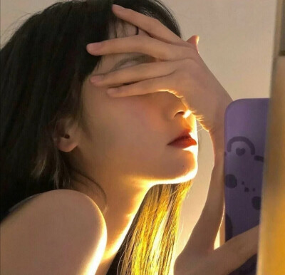 对镜照女生