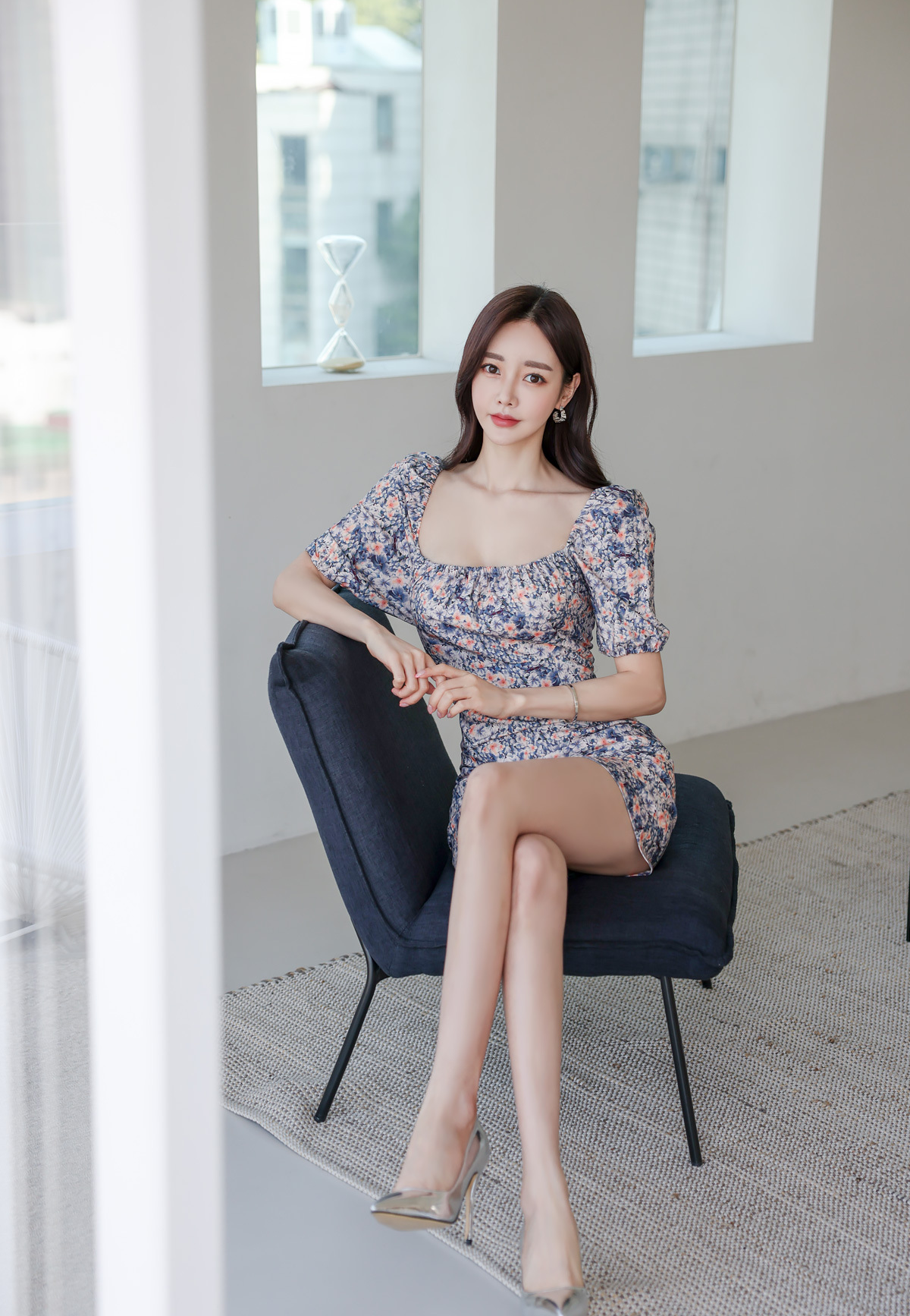 “韩国第一网络美女”孙允珠，黑丝袜写真图组，尽显一双大长腿！