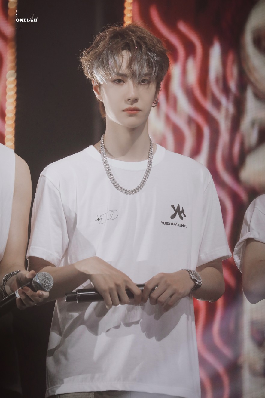 190602 乐华家族演唱会 @uniq-王一博 cr:logo