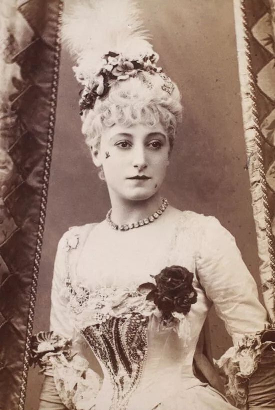 维多利亚时代女演员misskatevaughan佩戴着钻石项链