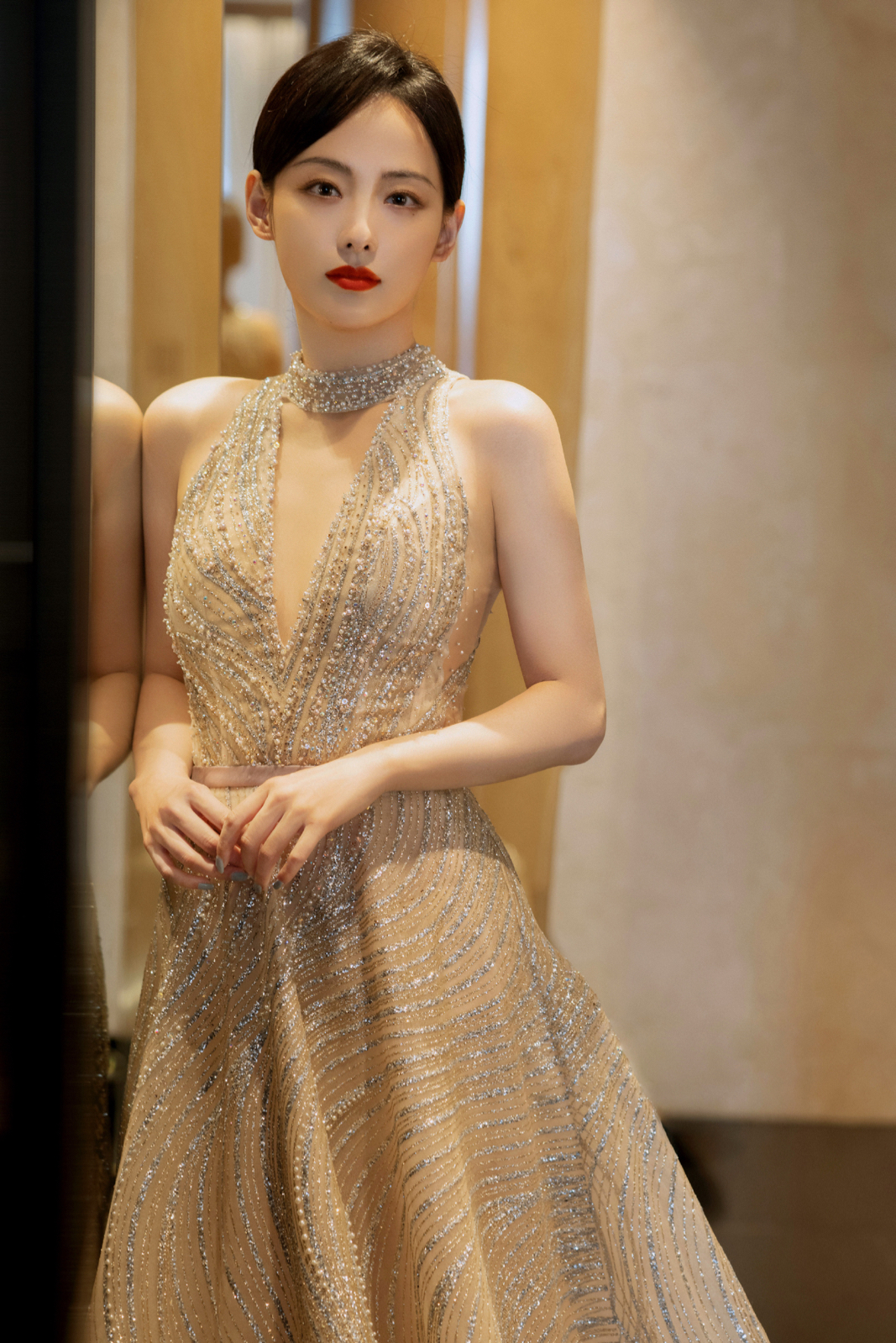 Zhang Jiani's latest photo, in an elegant long dress, gentle and watery ...