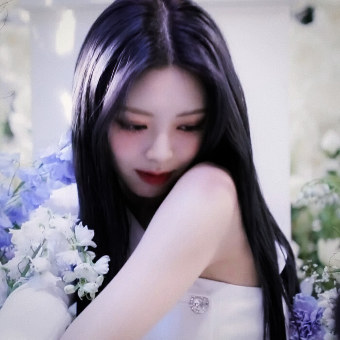 花筏（はないかだ）：樱花瓣洒落在水面，像竹筏一样飘流走的样子原赴暒 