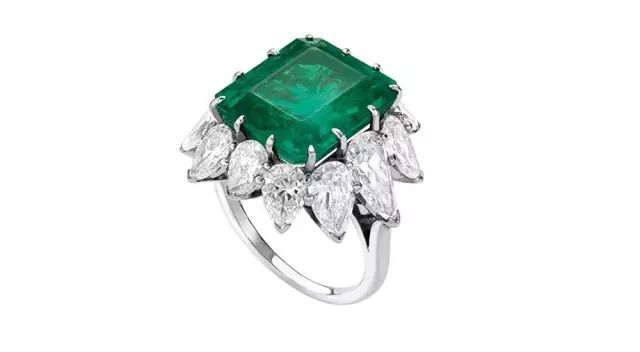 宝格丽祖母绿钻石铂金戒指,戒指中的阶梯型切割八角形祖母绿重7.