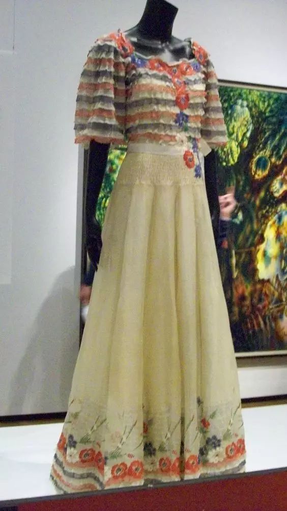 香奈儿为莫娜设计的三色长裙,这是二战期间香奈儿关闭服装设计沙龙之
