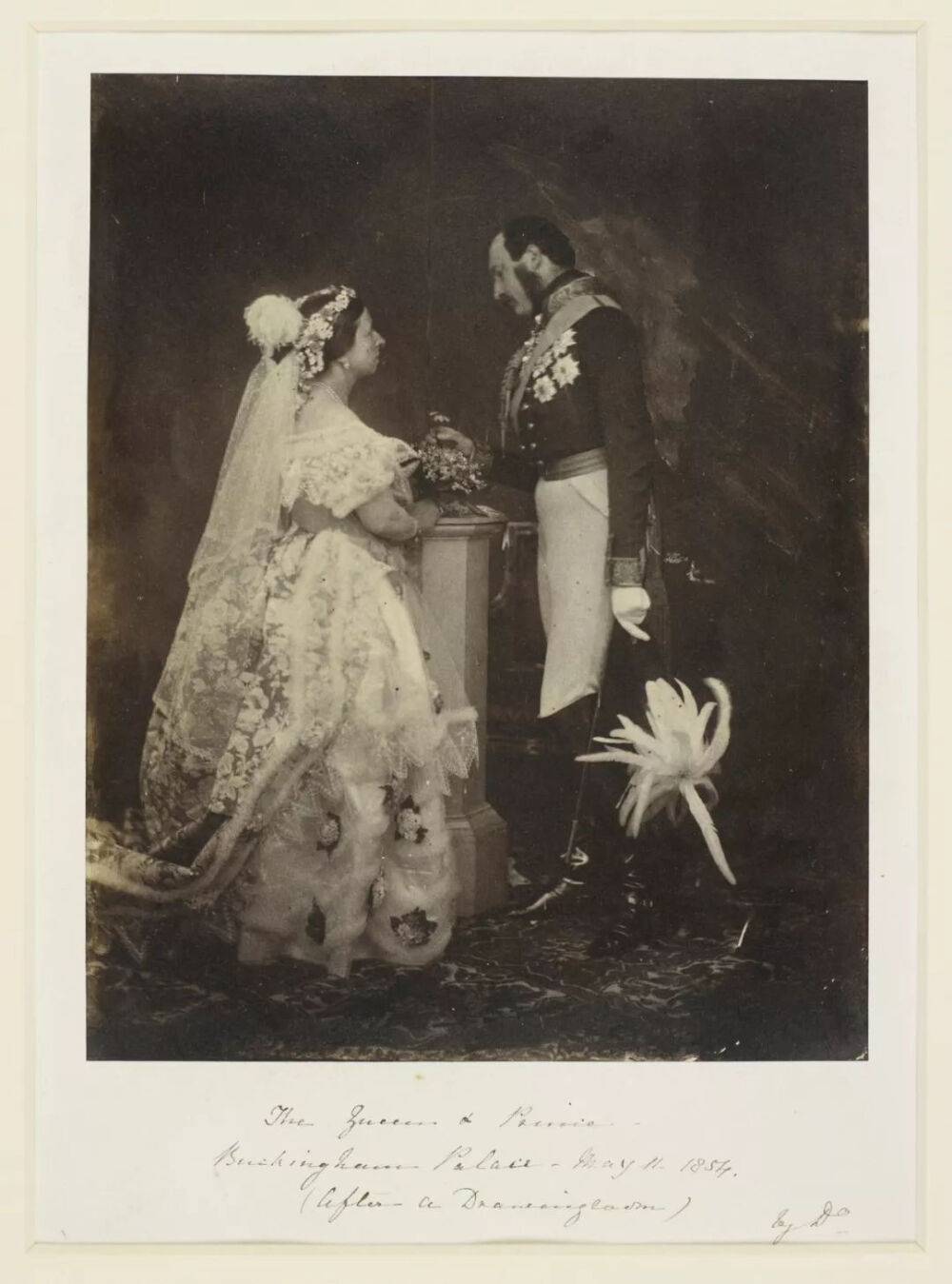 这张珍贵的照片拍摄于白金汉宫身着婚纱的维多利亚与夫君深情凝视