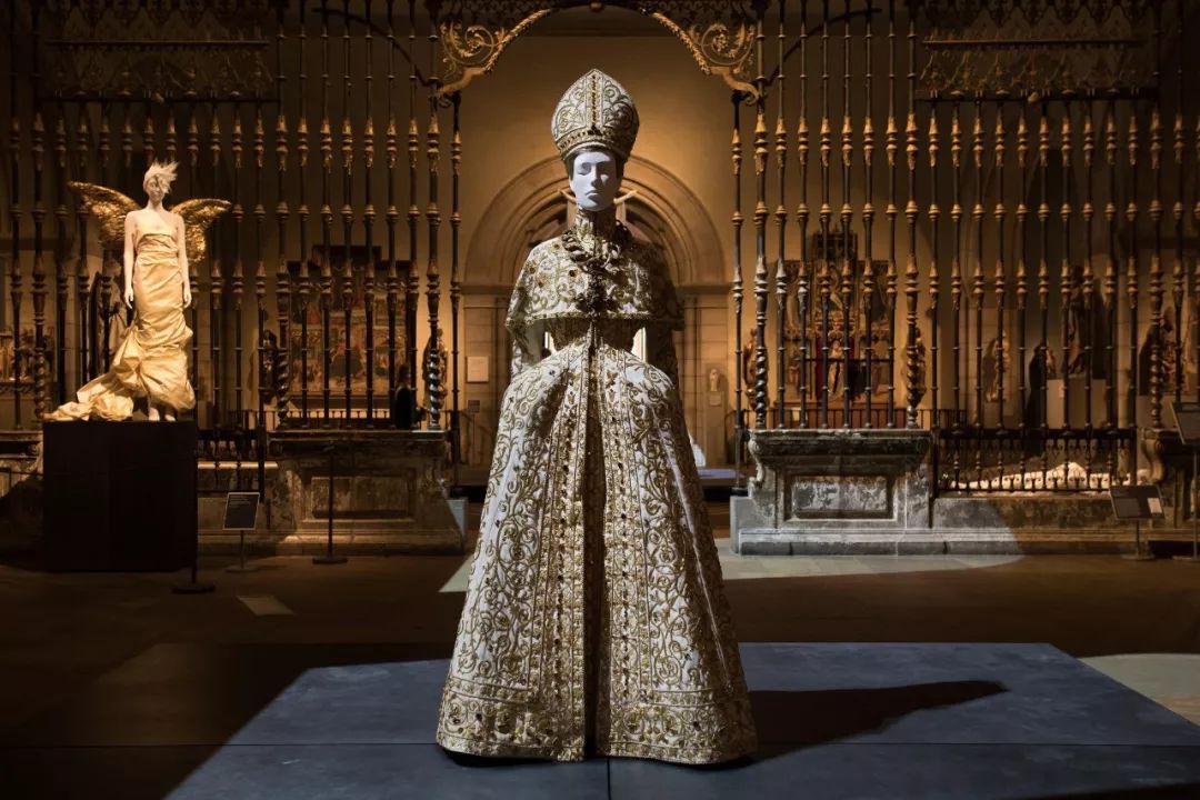 john galliano为dior设计的2000年秋冬高定,以教皇服饰为灵感
