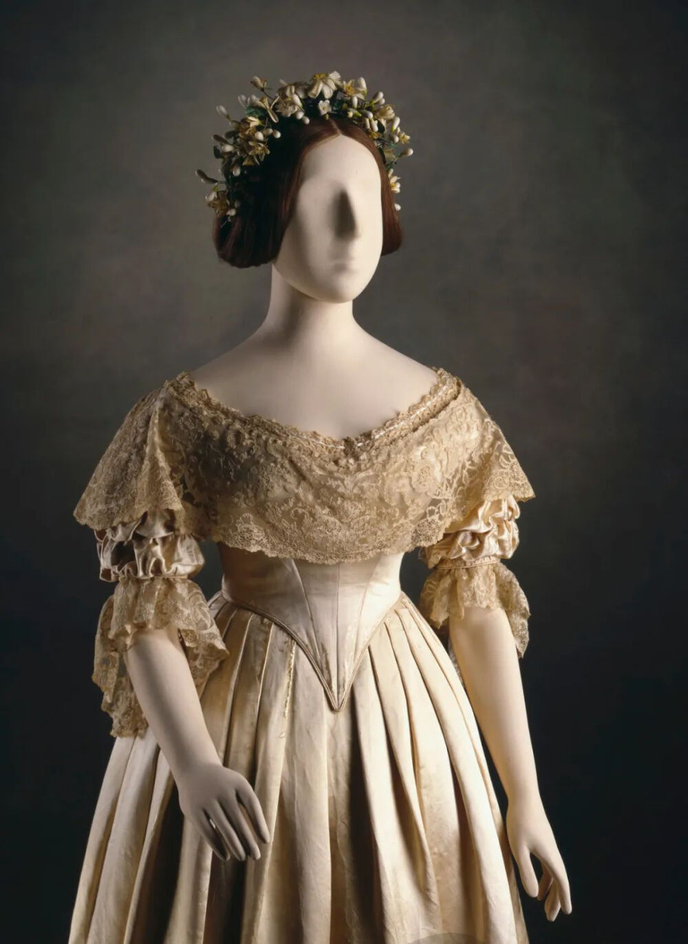 维多利亚女王的婚纱藏于皇家信托下摆的蕾丝被女王拆除缝制在其它衣服