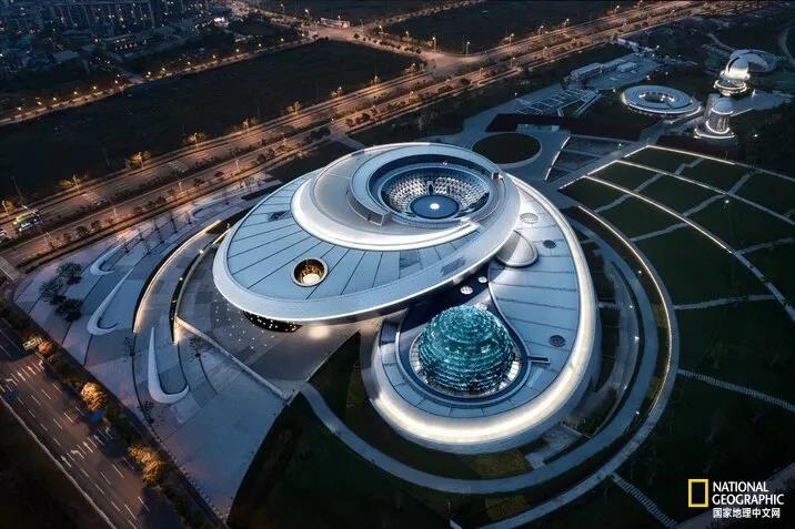 wong和ennead设计的新上海天文馆由圆形建筑组成,旨在模拟恒星和行星