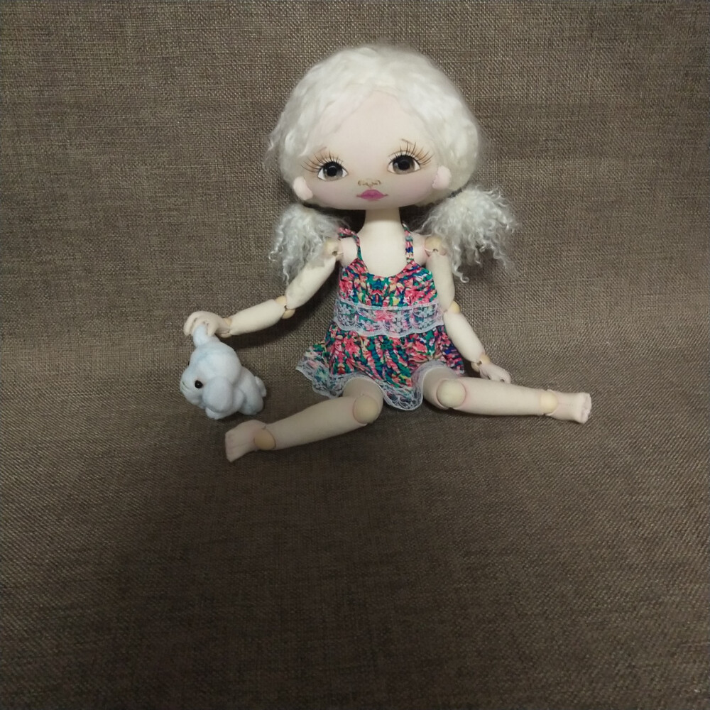 娃娃是纯手工制作的,布娃娃身高大约32cm.
