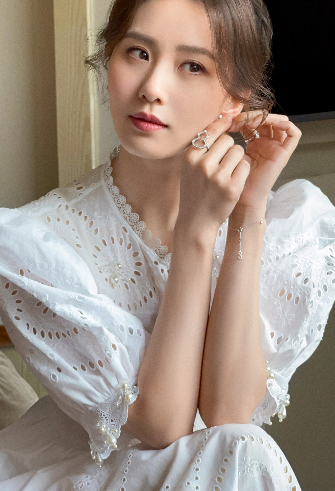 刘诗诗白色连衣长裙凸显个人气质，优雅高贵，麻花辫的发型太美啦|刘诗诗_新浪新闻