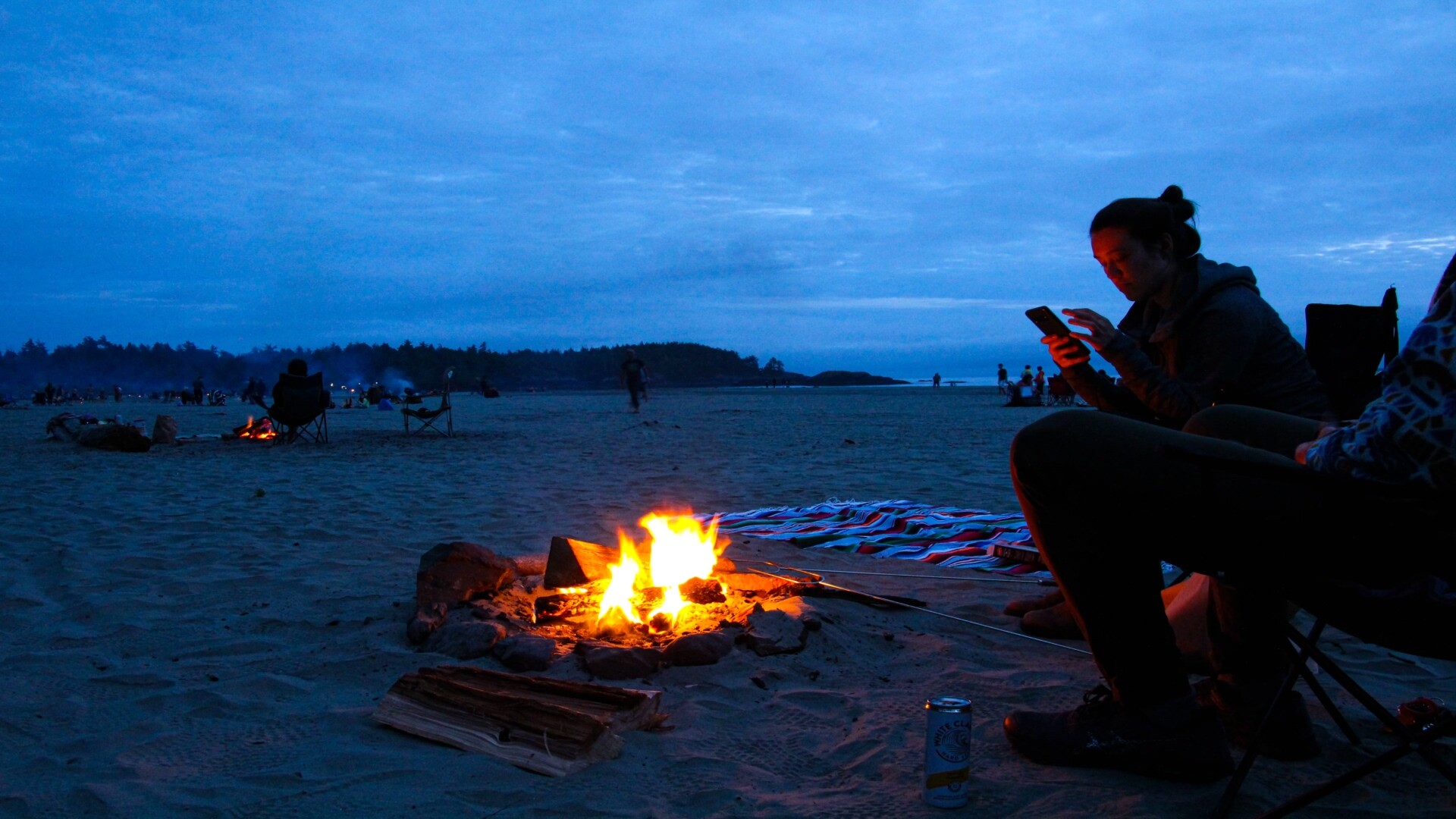 朋友们在火坑里闲逛，在海滩上喝啤酒照片摄影图片_ID:153741728-Veer图库