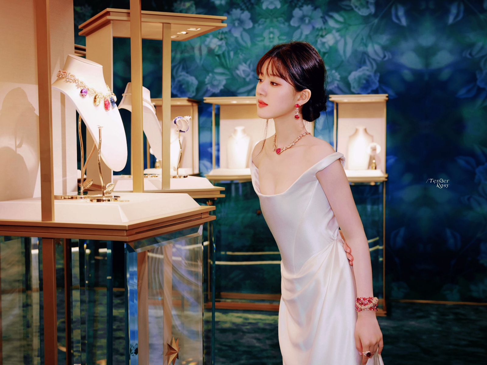 赵露思身穿白色缎面吊带礼服出席宝格丽品牌活动-蘑菇号