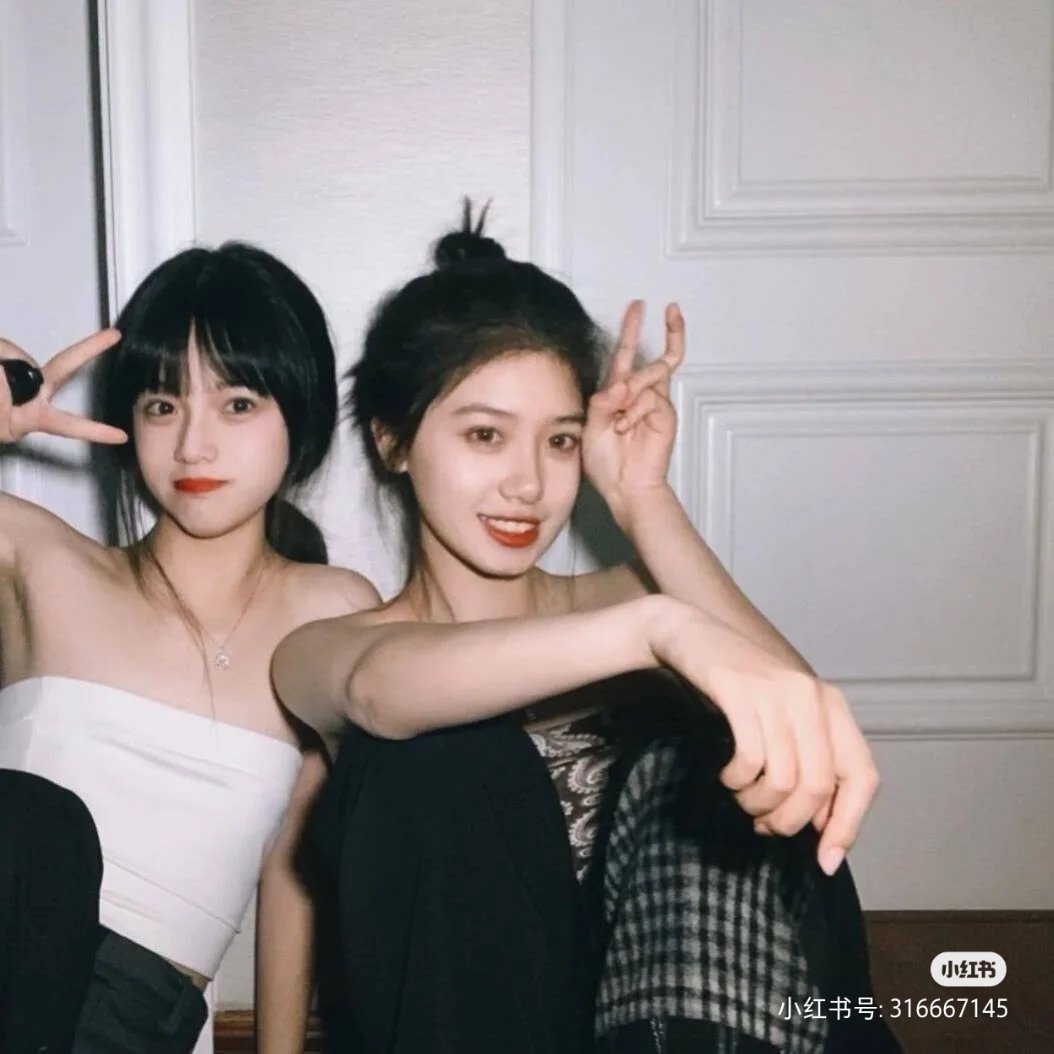少妇和少女各有千秋美女热舞