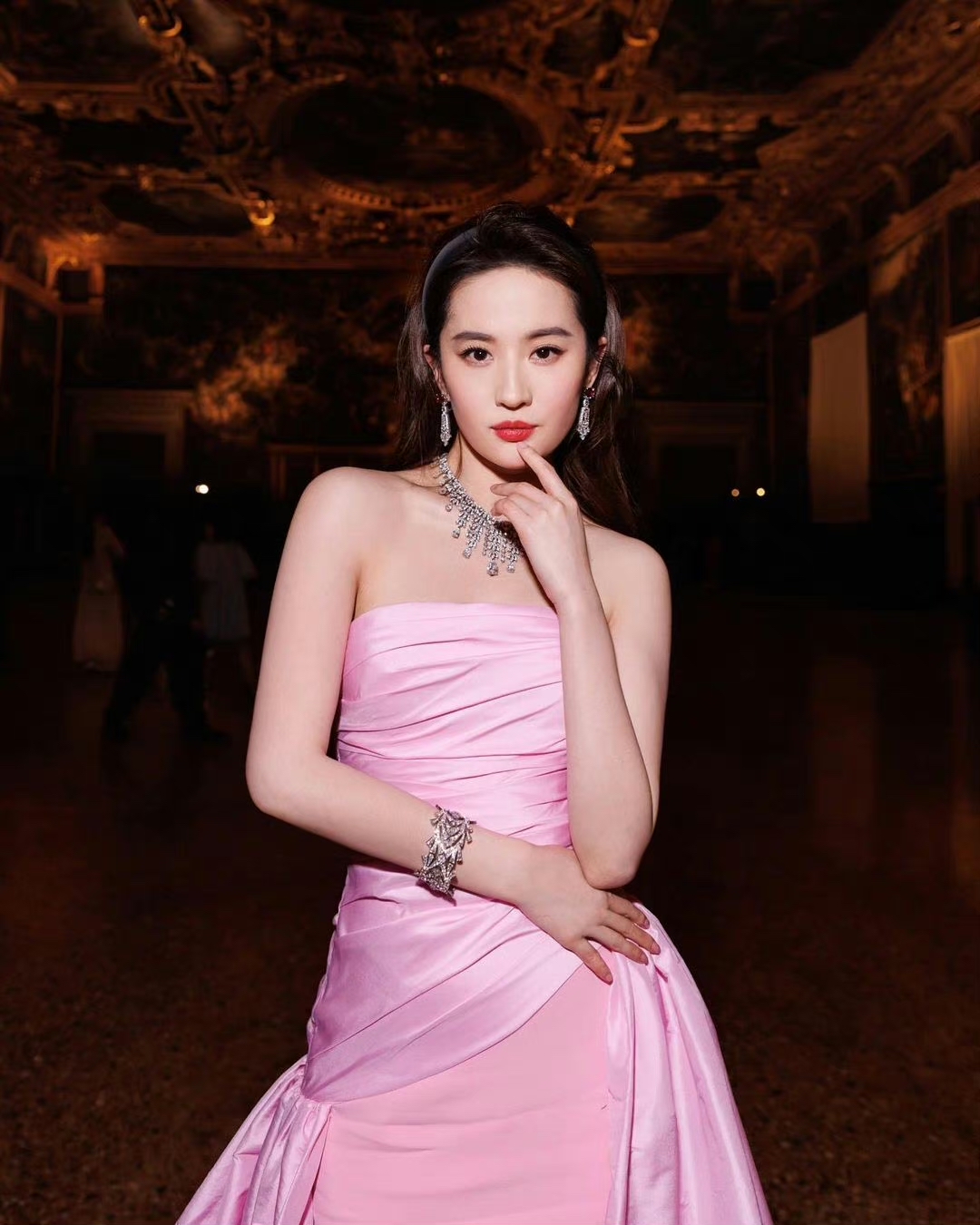 刘亦菲身穿粉色抹胸长裙出席BVLGARI在威尼… - 堆糖，美图壁纸兴趣社区
