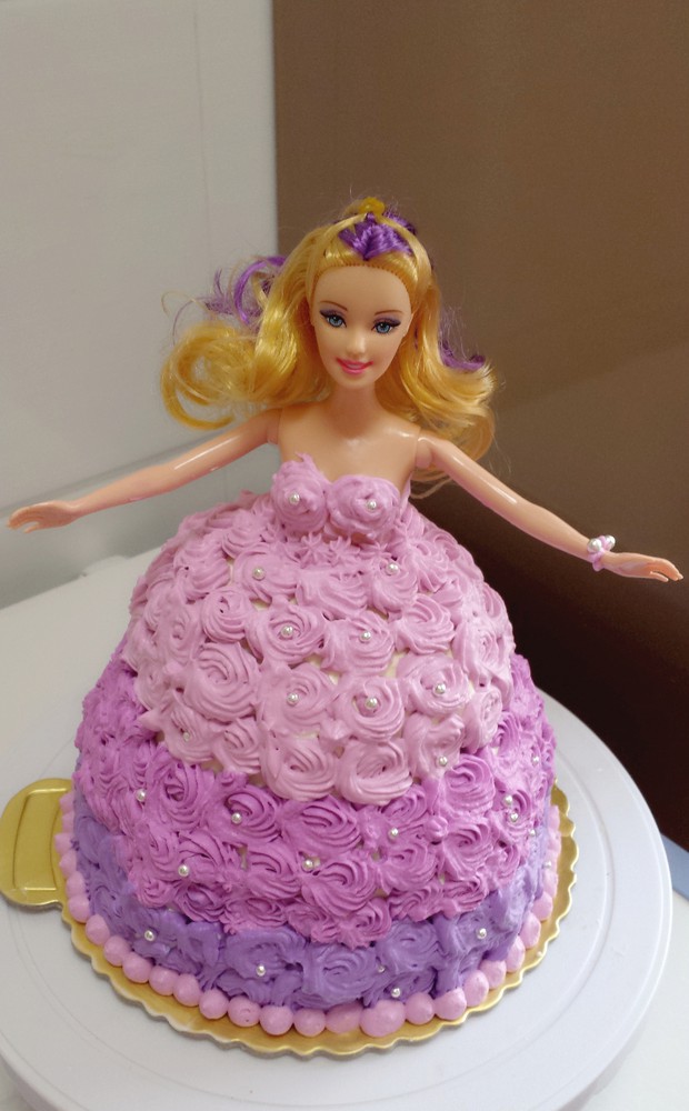 芭比奶油裱花蛋糕 芭比娃娃是每个女孩子从小的梦想!