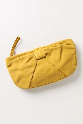 相信会给整体搭配增色不少 pickstitched bow clutch&nbsp