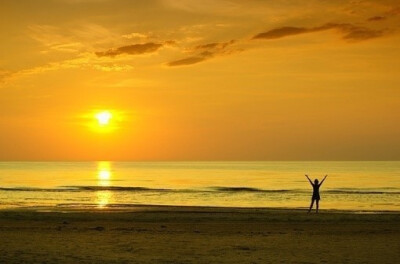 日落十分一个人在海边呐喊点什么.