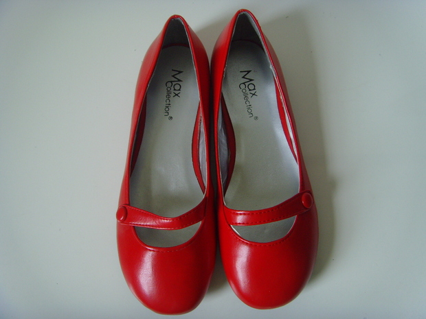 每个女孩,都应该有一双红皮鞋.
