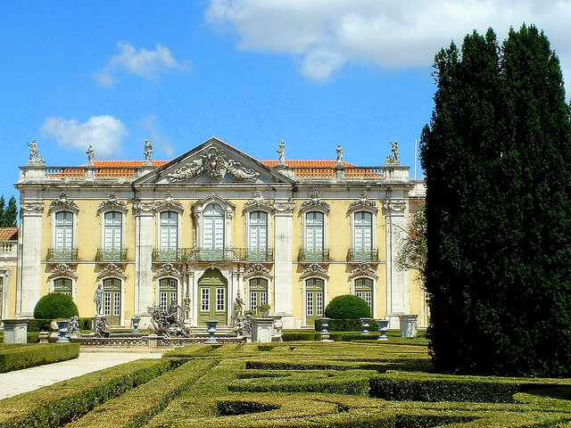 奎露兹皇宫也称奎露兹国家皇宫,是欧洲最伟大的洛可可式建筑之一.