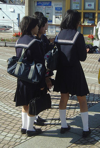 穿校服的日本女高中生.