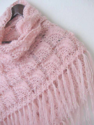 粉色毛线编织的披肩