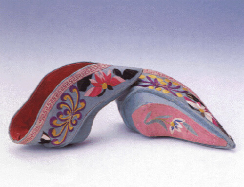 中国古代女子的小绣花鞋(图)--品味频道