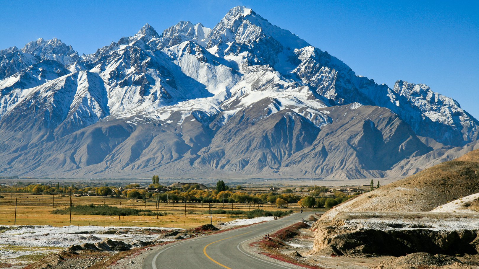 帕米尔高原.塔县.路边的雪山.