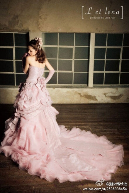 最漂亮的粉色婚纱图片_世界上最漂亮的婚纱(3)