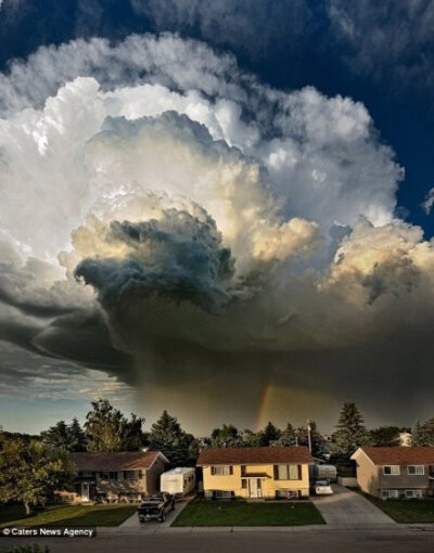 勇敢的加拿大男子卡瓦纳吉在自家屋顶上拍到了强烈风暴云正在形成的