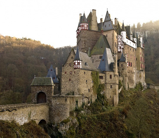 castle)是德国境内最漂亮同时也是保护最完整的中世纪城堡,坐落在德国