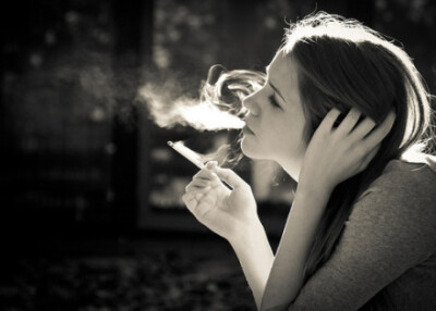 吸烟的女孩