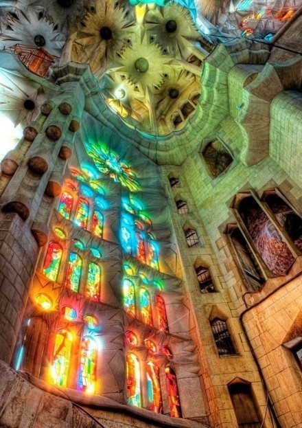 灯光高迪 圣家族教堂高第建筑巴塞罗那圣家族大教堂彩色玻璃高清图片