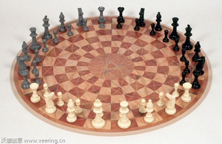 今天这个国际象棋是圆形的棋盘,三个人玩,每人16个棋子,这难度可就高