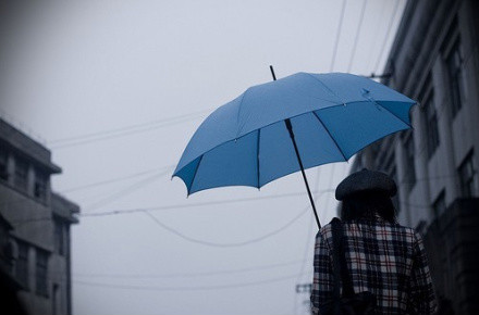 包里随时随地放一把雨伞,请不要让自己在雨天那么狼狈.