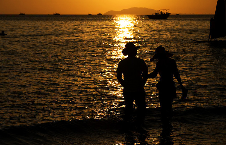 三亚湾,要和你十指紧扣,在海边,看夕阳.