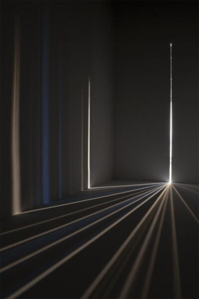 光线艺术家chris fraser擅长在黝暗的环境中营造光线的变化,通过光的
