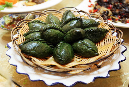 清明节传统美食:浙江南部各地采摘田野里的棉菜(又称鼠曲草),中草药书