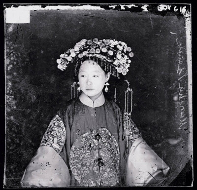 北京满族新娘(1871-1872年,140年前的中国肖像—约翰·汤姆逊镜头