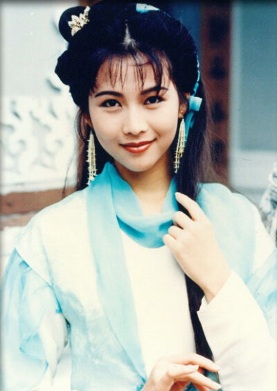 凭着《一号皇庭5》里那个小女人李彤的精彩表现,蔡少芬从此让人400